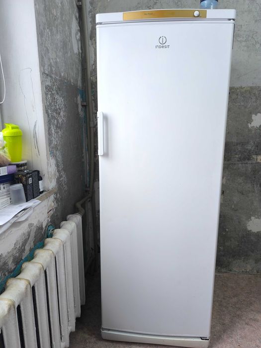 Продам морозильник - шкаф в очень хорошем состоянии. Фирма "Indesit"!!
