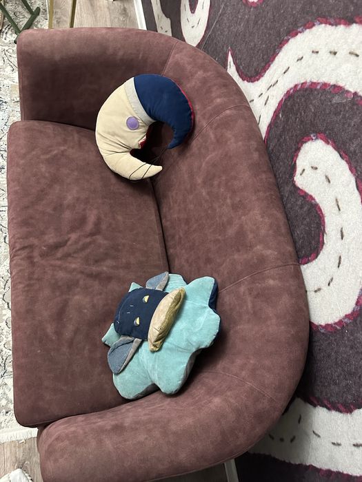 Компактный диван с подушками