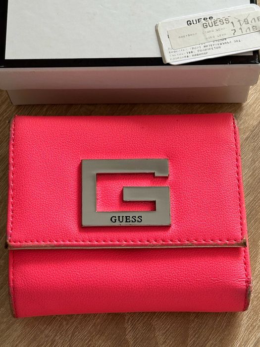 Оригинално дамско портомоне в електриков/неонов цвят, GUESS