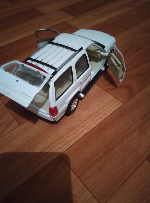 Машинки железные  бу масштаб 1 24