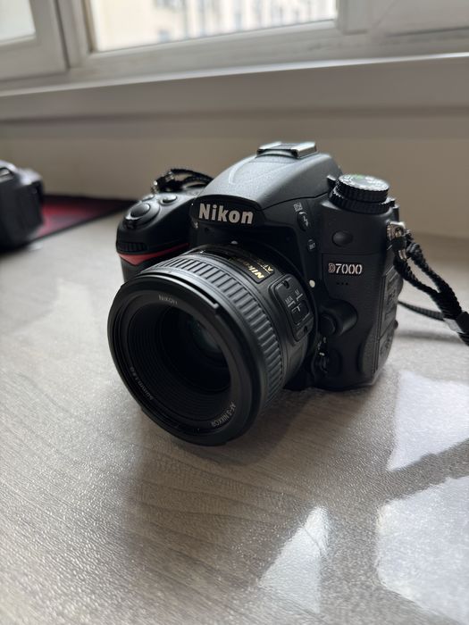 Цифровой фотоаппарат Nikon D7000 с линзой 1.8-50мм