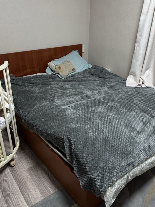 Кровать с матрасом  1.8*1.6