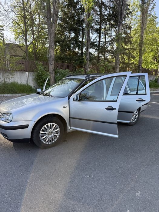 Vand golf 4 break 1.6 benzina