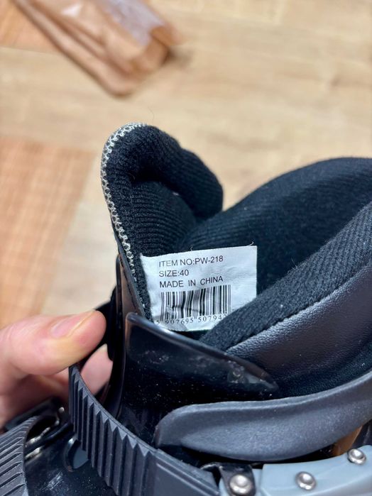 Patine mărimea 40, Noi