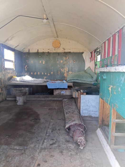 Продам бочку 3.5 куба, два вагончика.