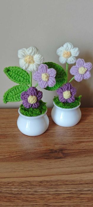 Плетени цветя в малка саксийка