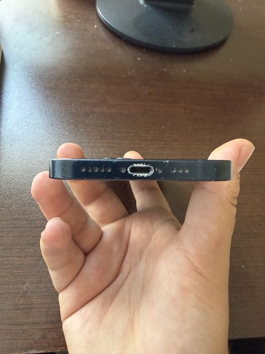 Продавам IPHONE 13