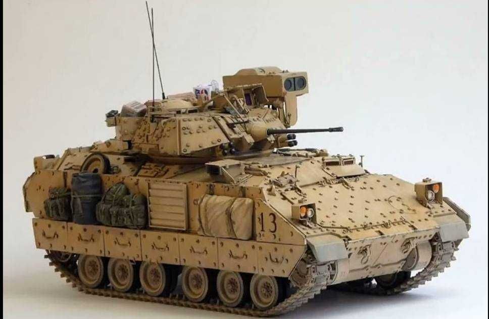 Сборная модель бронетранспортера M2A2 «Брэдли» (Lee 1/35)