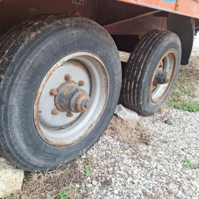 Фургон на гуми...