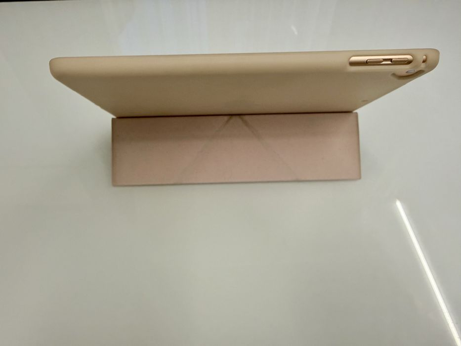 Таблет iPad 4 + клавиатура Griffin