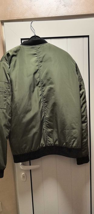 Стилно бомбър яке, създадено за модерния мъж.