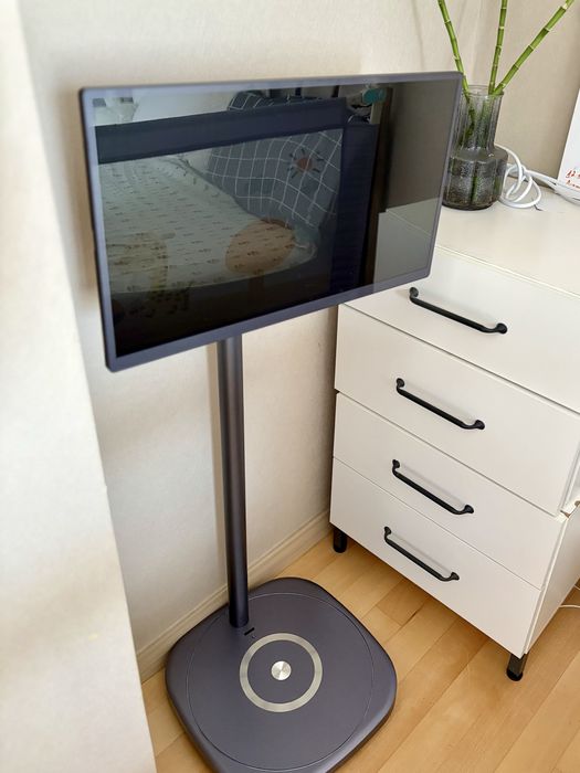 Продаю смарт-планшет MAXMOLL 21.5” на стойке.