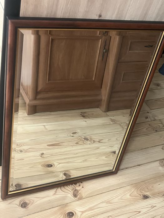 Огледало с дървена рамка