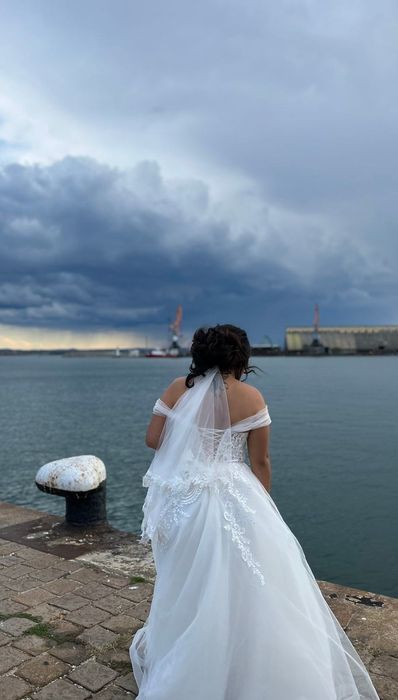 Сватбена рокля с блестящ тюл