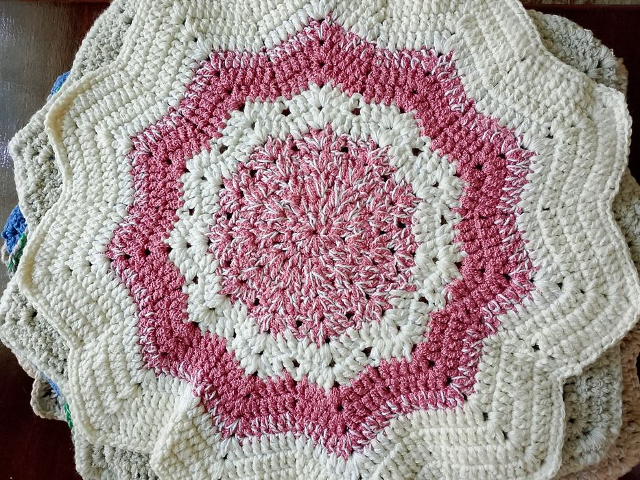 Сидушки вязаные цветные