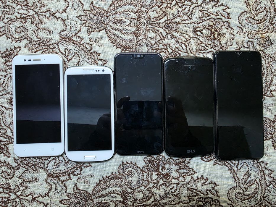 Vand telefoanele din poza