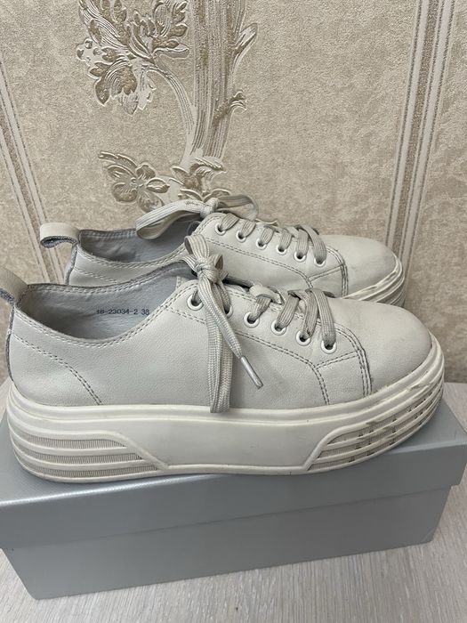 Продам женские кросовки  кожа