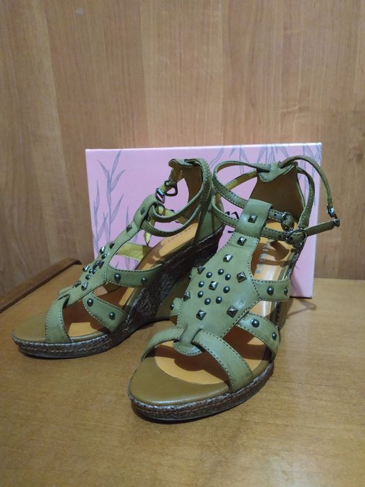 Босоножки кожаные