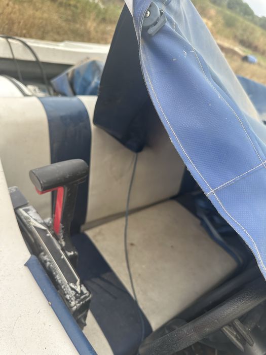 Лодка с колесар и двигател