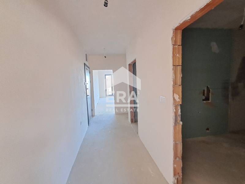 Двустаен апартамент за продажба, с големи стаи и прилежащ двор, в ново