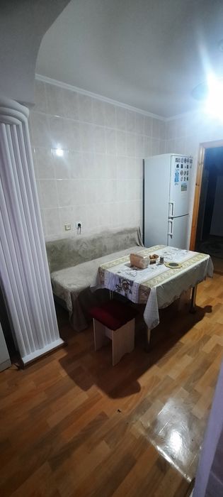 Сдам ДЕВУШКЕ комнату с подселением в центре