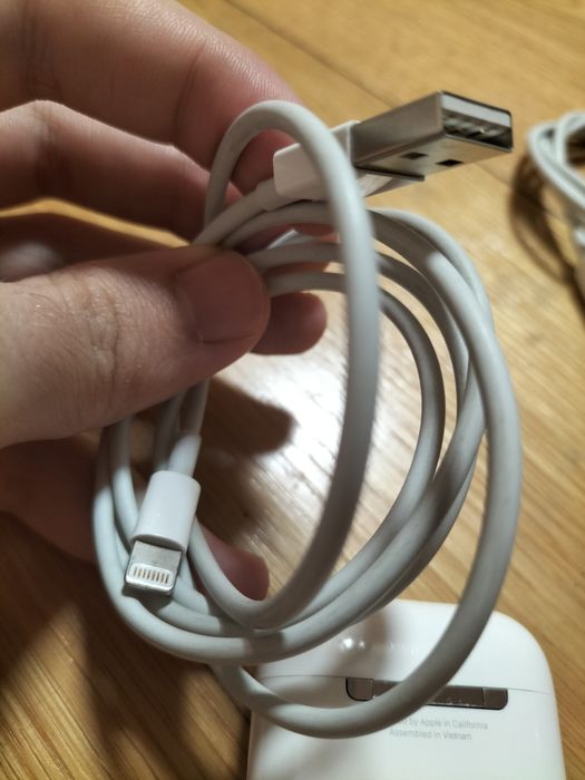 Carcasa Airpods 2 2019 cu doua cabluri de incarcare pentru diverse adaptoare