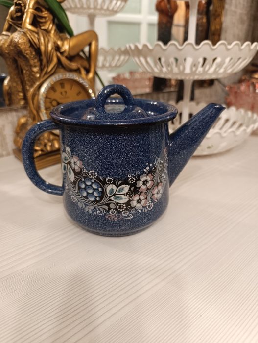 Продам чайник эмалированный