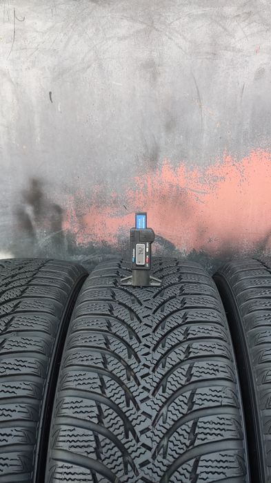 4бр. зимни гуми 225/60/16 Kumho Winter Craft WP51
dot23
7.4mm
Много до