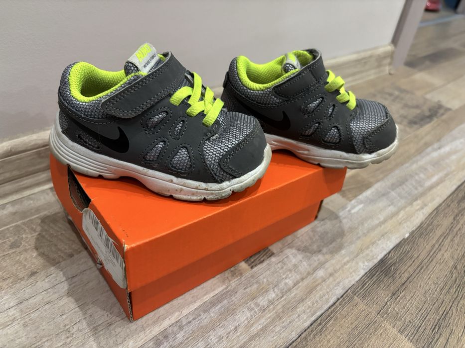 Маратонки Nike.