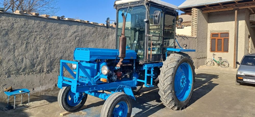 Трактор 28 сотилади