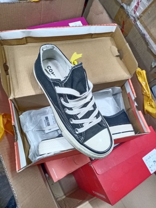 Продам белые кроссовки кожаные