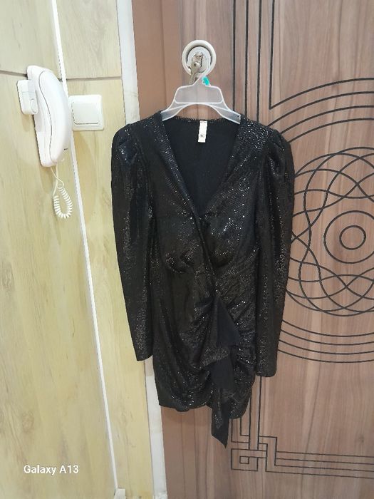 Продавам  черна рокля