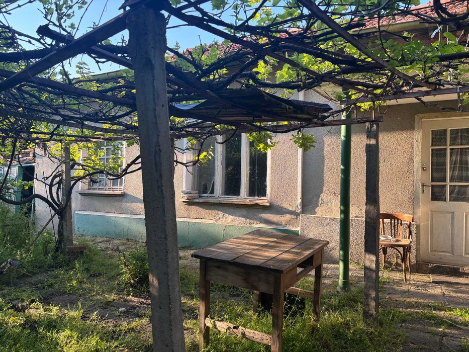 Продава се къща с двор в центъра на гр. Летница