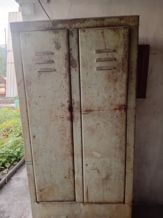 Два металлические шкафа