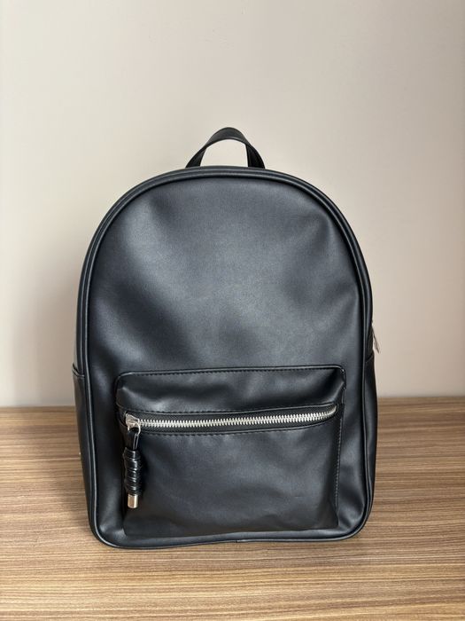 Черна кожена раница Cropp