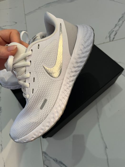 Сникърси Найк, бели, носени 2-3 пъти, като нови. Много удобни