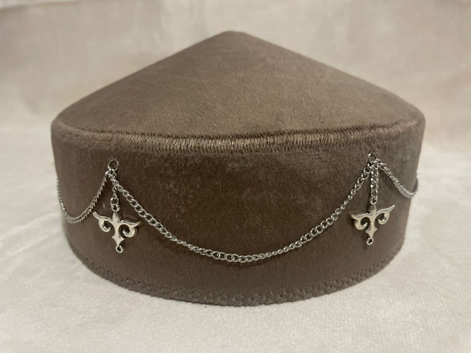 Қазақы тақия, әшекейлер.