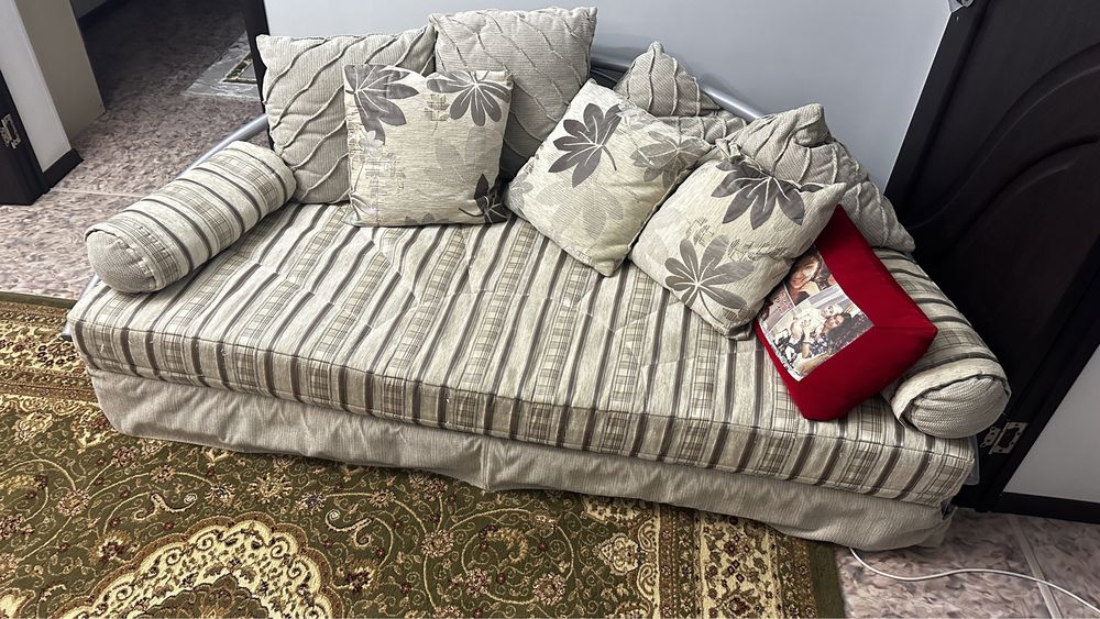 продам авальныи диван выдвежной в хорошем состояние