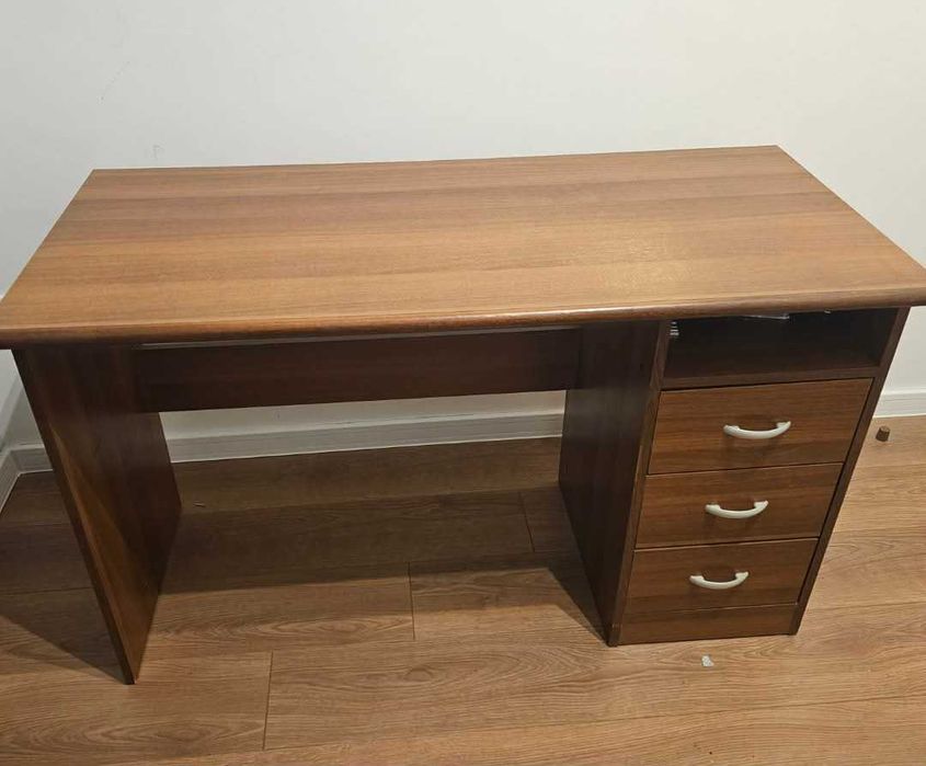 СПЕШНО! Продавам бюро + геймърски стол – в отлично състояние!