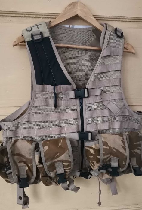 Vând vestă camuflaj desert