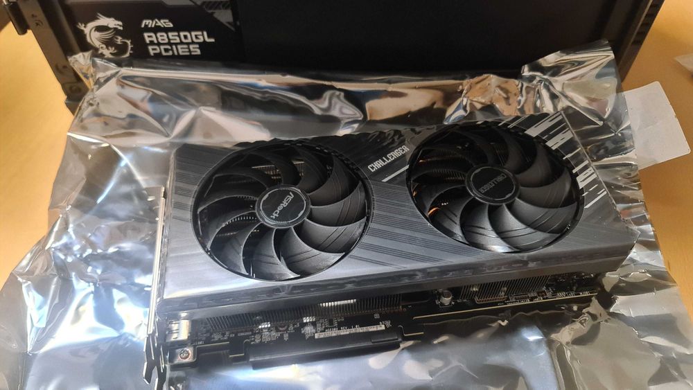 Продавам компютър RX 7700 XT, amd Ryzen 7 5800x, 2tb ssd, 64gb ram