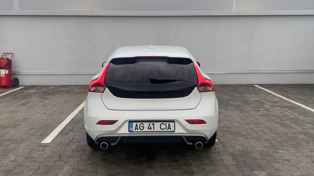 Volvo V40 D2 R-Design 2016 • Alb Perlat