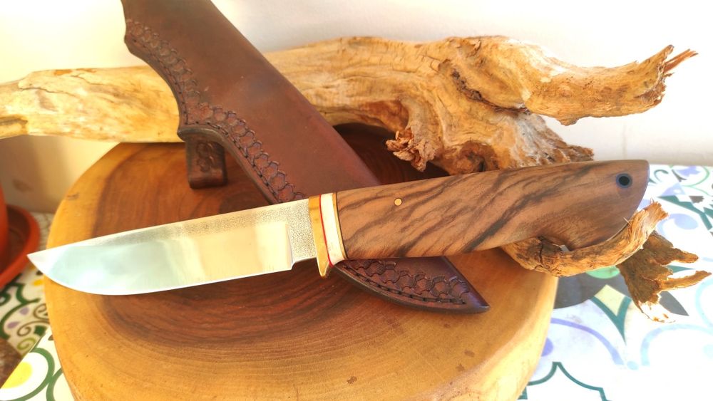 Ловен нож за подарък.