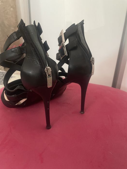 Черно бяло обувки 38-ми номер естествена кожа Guess