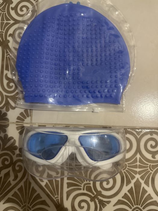 Очки и шапочка для плавания