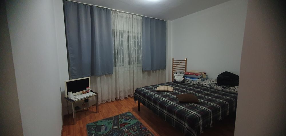 Vând apartament cu 3 camere ,hol,baie și bucătărie.
