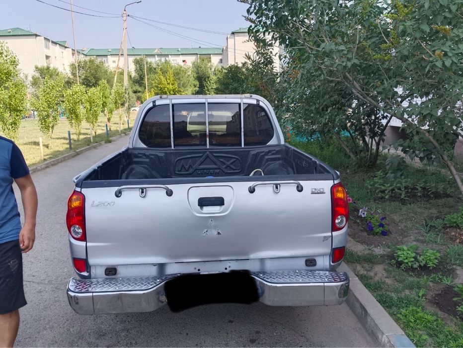 Автомобиль Митсубиси L200