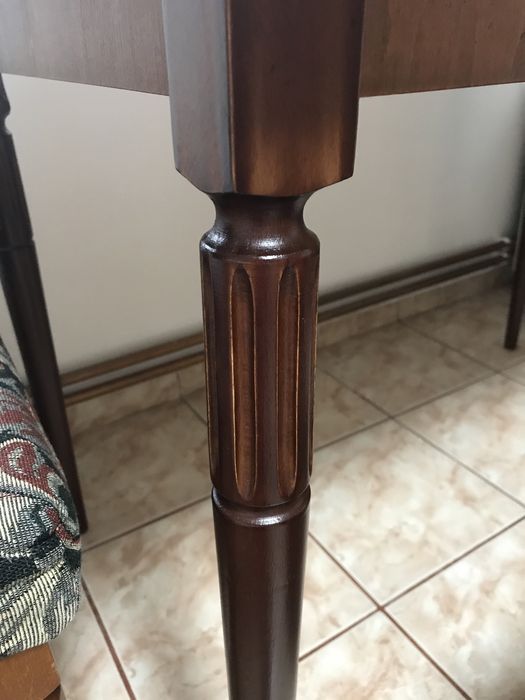 Masa din lemn masiv cu 4 scaune tapitate