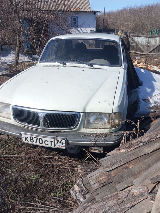 Газ 3110 в разборе, серая и белая