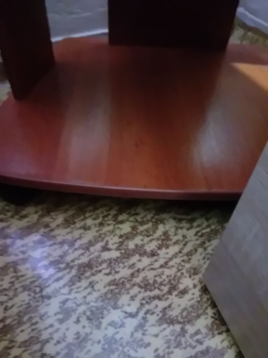 Тв масичка с въртящ плот